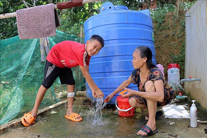 Hộ gia đình bà Nguyễn Thị Hoa (xóm Tân Sơn, xã Toàn Sơn, huyện Đà Bắc) được sử dụng nước sạch đảm bảo hợp vệ sinh từ Chương trình hỗ trợ nước sinh hoạt phân tán. Ảnh: Thanh Hải - TTXVN  