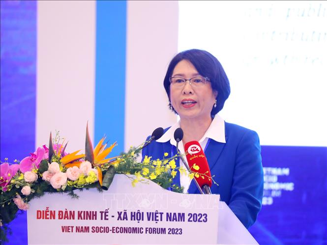 Bà Trần Thị Hồng Minh, Viện trưởng Viện Nghiên cứu quản lý kinh tế Trung ương (CIEM) trình bày bài tham luận với chủ đề “Cơ cấu lại nền kinh tế giai đoạn 2021-2025: vai trò quan trọng trong phát huy năng lực nội sinh, thúc đẩy tăng trưởng và phát triển bền vững”. Ảnh: Văn Điệp - TTXVN