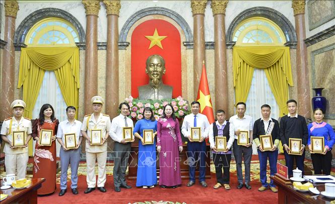 Phó Chủ tịch nước Võ Thị Ánh Xuân trao tặng quà cho các đại biểu điển hình tỉnh Lào Cai. Ảnh: Minh Đức – TTXVN