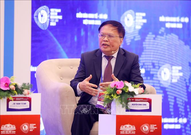 Ông Nguyễn Đình Cung, nguyên Viện trưởng Viện Nghiên cứu quản lý kinh tế Trung ương (CIEM) chia sẻ tại phiên toàn thể. Ảnh: Văn Điệp - TTXVN 