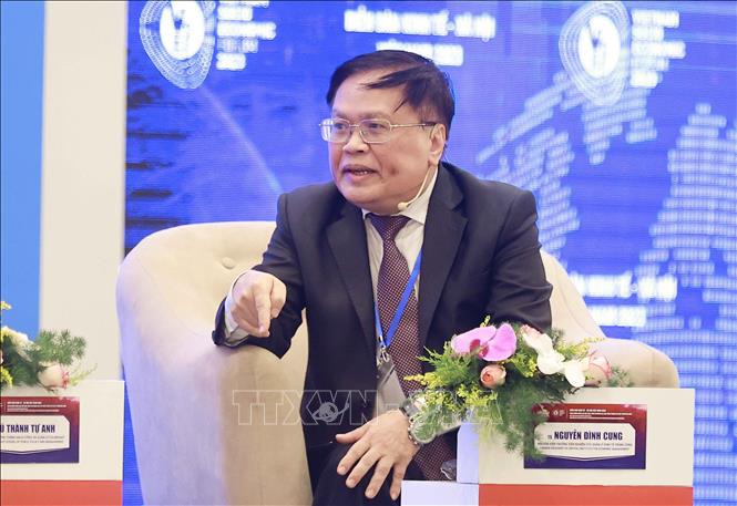 TS. Nguyễn Đình Cung, nguyên Viện trưởng Viện Nghiên cứu quản lý kinh tế Trung ương phát biểu. Ảnh: Doãn Tấn - TTXVN