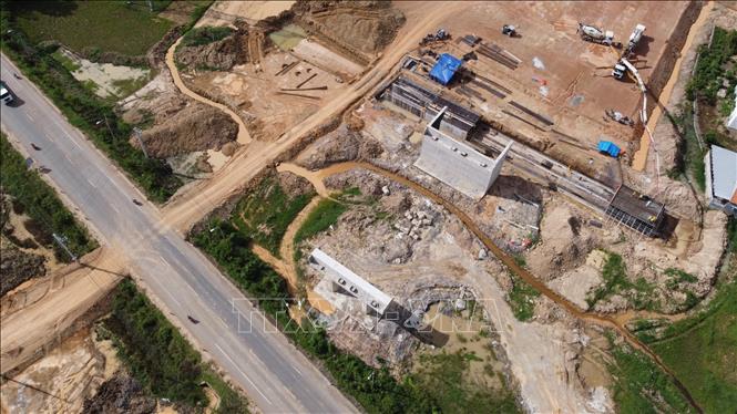 Ngoài khó khăn về giải phóng mặt bằng, tuyến Cao tốc Vân Phong - Nha Trang còn đối mặt với khó khăn về di dời hạ tầng kỹ thuật. Hiện toàn tuyến cao tốc này có 164 vị trí hạ tâng kỹ thuật, trong đó 20 công trình điện cao thế chưa được di dời. Ảnh: Đặng Tuấn - TTXVN 
