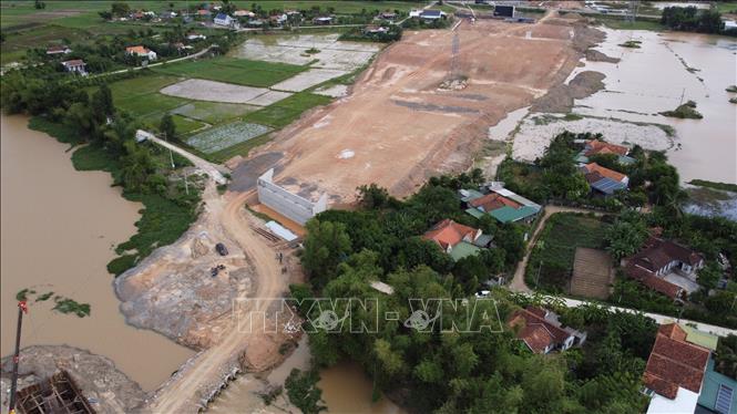 Những hộ dân chưa di dời nằm trong dự an cao tốc Vân Phong - Nha Trang. Ảnh: Đặng Tuấn - TTXVN 