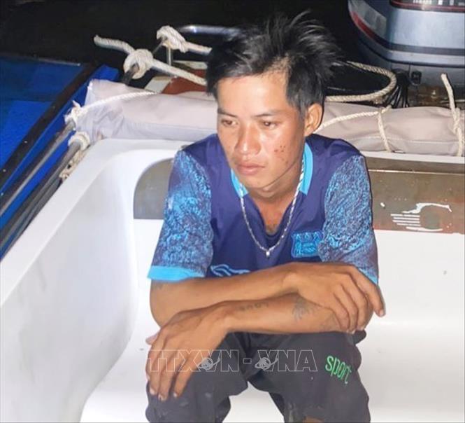 Sau khi gây án, vào tối cùng ngày, đối tượng Nguyễn Văn Đương đến Cơ quan Công an đầu thú. Ảnh: TTXVN phát