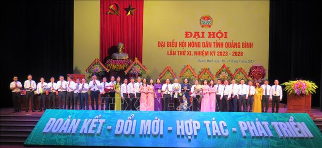 Ban Chấp hành Hội Nông dân tỉnh Quảng Bình khóa XI, nhiệm kỳ 2023-2028 ra mắt Đại hội. Ảnh: Võ Dung - TTXVN