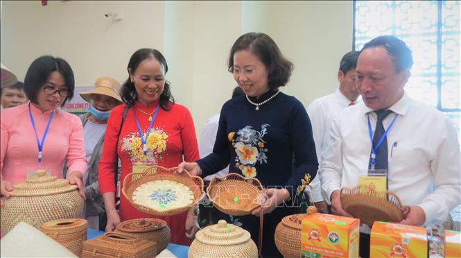 Lãnh đạo Trung ương Hội Nông dân Việt Nam và lãnh đạo tỉnh Quảng Bình tham quan các gian hàng trưng bày, giới thiệu sản phẩm OCOP, sản phẩm nông nghiệp tiêu biểu của tỉnh. Ảnh: Võ Dung - TTXVN