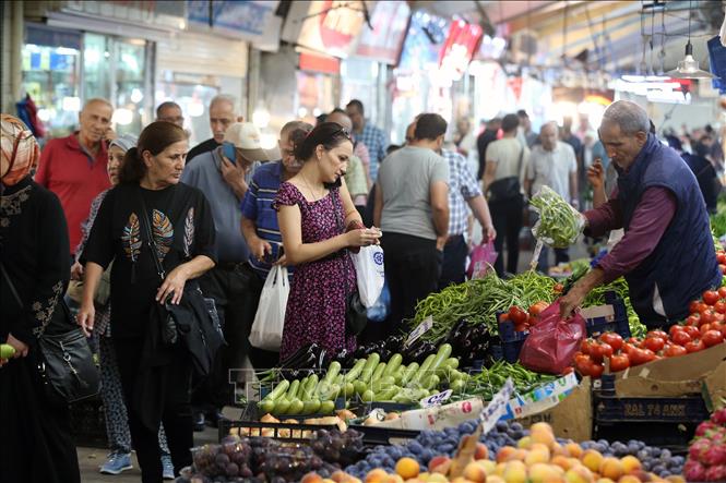 Người dân mua hàng hóa tại một khu chợ địa phương ở Ankara, Thổ Nhĩ Kỳ ngày 8/9/2023. Ảnh: THX/TTXVN