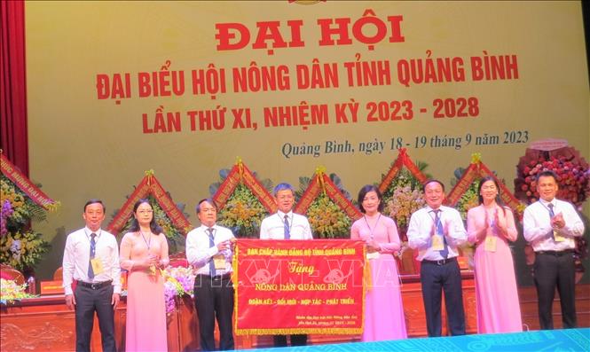 Ông Trần Hải Châu, Phó Bí thư Thường trực Tỉnh ủy, Chủ tịch HĐND tỉnh Quảng Bình trao tặng Đại hội bức trướng mang dòng chữ: “Đoàn kết - Đổi mới - Hợp tác - Phát triển”. Ảnh: Võ Dung - TTXVN