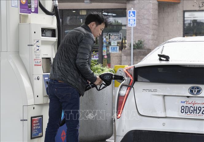 Khách hàng bơm xăng tại một trạm xăng ở Millbrae, bang California, Mỹ ngày 14/3/2023. Ảnh: THX/TTXVN