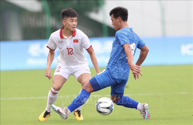 Player Nguyen Dinh Bac (No. 12, white shirt) struggles for the ball during the match. VNA Photo: Hoàng Linh
