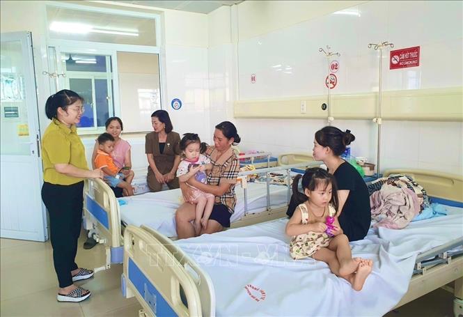 Hiện đã có 4/9 cháu được xuất viện, 5 cháu còn lại sức khỏe ổn định. Ảnh: TTXVN phát