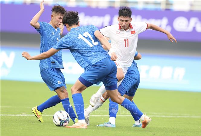 Player Xuan Tien (No. 11, white shirt) is tackled by three other Mongolian players. VNA Photo: Hoàng Linh
