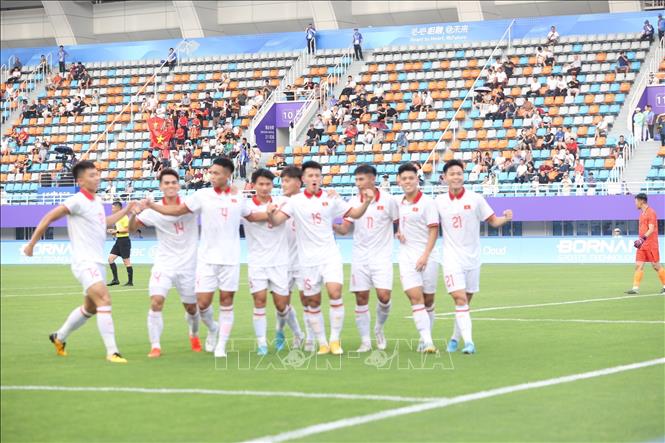 Vietnam team celebrates after scoring the first goal in the third minute of the match. VNA Photo: Hoàng Linh