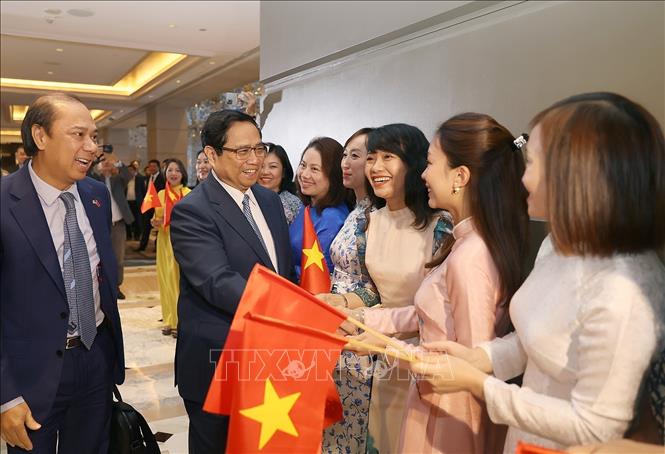 Staff of the Vietnamese Embassy in the US welcome Prime Minister Pham Minh Chinh. VNA Photo: Dương Giang