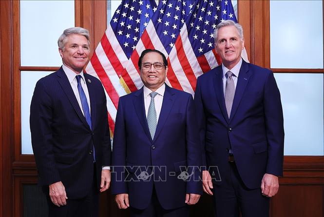 Chủ tịch Hạ viện Hoa Kỳ Kevin McCarthy và Chủ tịch Ủy ban Đối ngoại Hạ viện Hoa Kỳ Michael McCaul đón Thủ tướng Phạm Minh Chính. Ảnh: Dương Giang-TTXVN
