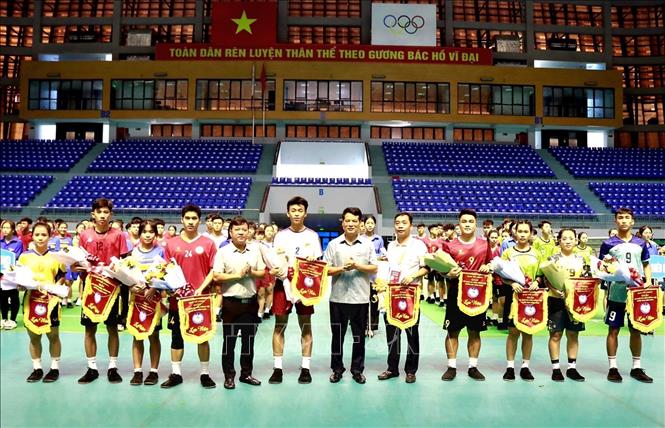 Ban Tổ chức trao cờ lưu niệm cho các đoàn. Ảnh: Đồng Thúy- TTXVN 