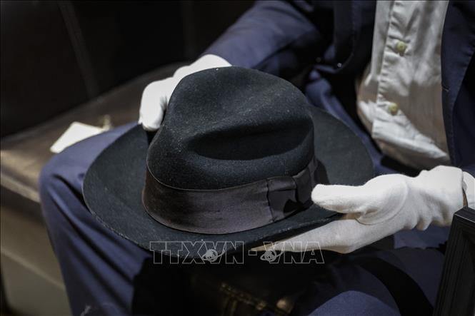Chiếc mũ phớt của huyền thoại Michael Jackson được trưng bày trước khi đấu giá tại Paris, Pháp ngày 12/9/2023. Ảnh: AFP/TTXVN