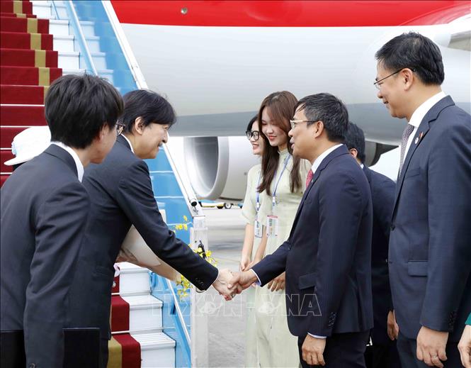 Thứ trưởng Thường trực Bộ Ngoại giao Nguyễn Minh Vũ đón Hoàng Thái tử Nhật Bản Akishino và Công nương Kiko tại sân bay quốc tế Nội Bài. Ảnh: An Đăng - TTXVN