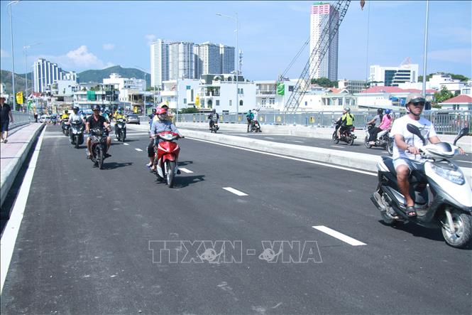 Cầu Xóm Bóng chính thức được đưa vào sử dụng. Ảnh: Đặng Tuấn - TTXVN   