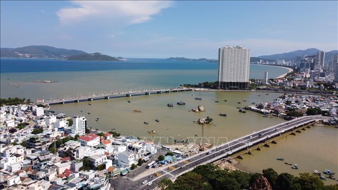 Cầu Xóm Bóng giúp giải tỏa áp lực giao thông cho cầu Trần Phú và cải thiện lưu thông từ trung tâm thành phố Nha Trang về phía Bắc và ngược lại. Ảnh: TTXVN phát