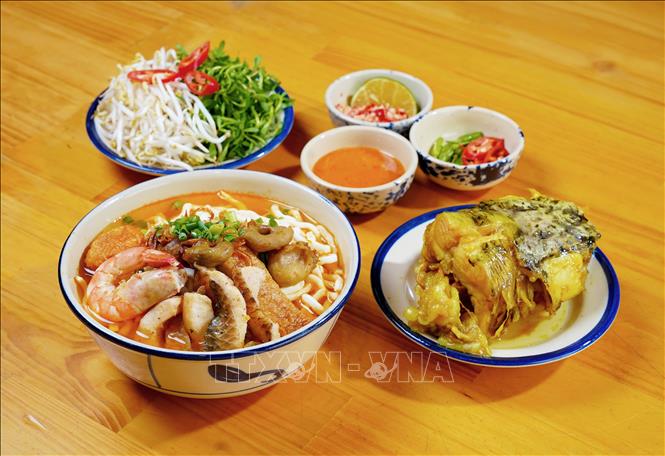 Bún cá Châu Đốc được ăn kèm với rau sống, chanh, ớt,… Ảnh: Hồng Đạt - TTXVN
