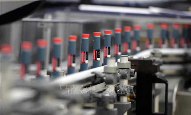 Dây chuyền sản xuất thuốc insulin tại nhà máy của Công ty dược phẩm Mỹ Eli Lilly ở Fegersheim, miền Đông Pháp. Ảnh: AFP/TTXVN