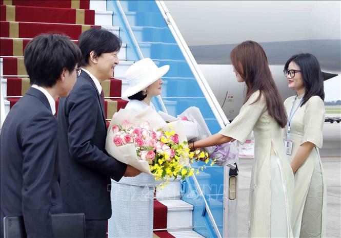 A welcome ceremony held for Japan’s Crown Prince Akishino Fumihito and his wife Princess Kiko at Noi Bai International Airport. VNA Photo: An Đăng 
