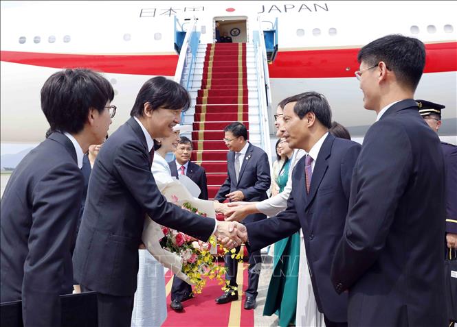 A welcome ceremony held for Japan’s Crown Prince Akishino Fumihito and his wife Princess Kiko at Noi Bai International Airport. VNA Photo: An Đăng 