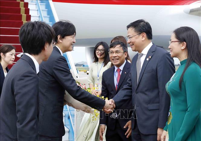 A welcome ceremony held for Japan’s Crown Prince Akishino Fumihito and his wife Princess Kiko at Noi Bai International Airport. VNA Photo: An Đăng 