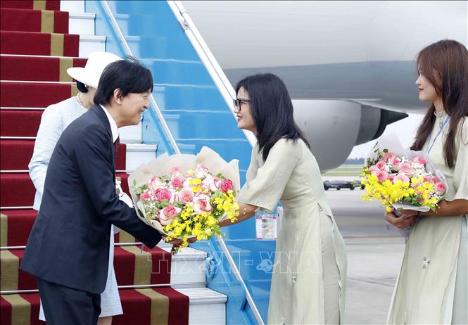 A welcome ceremony held for Japan’s Crown Prince Akishino Fumihito and his wife Princess Kiko at Noi Bai International Airport. VNA Photo: An Đăng 