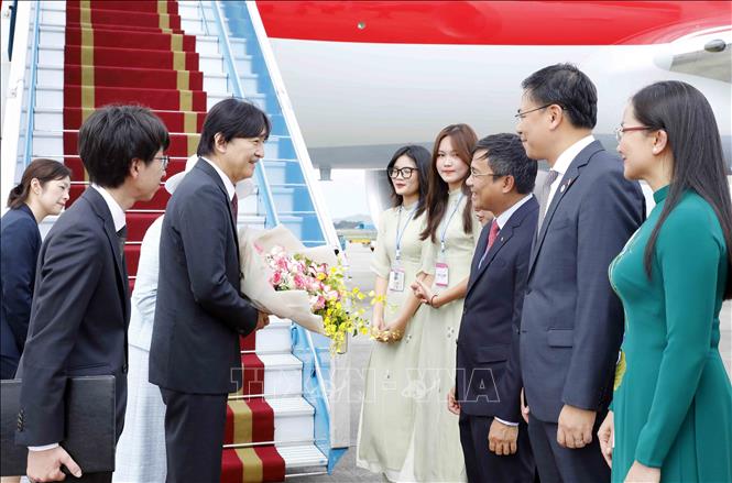 A welcome ceremony held for Japan’s Crown Prince Akishino Fumihito and his wife Princess Kiko at Noi Bai International Airport. VNA Photo: An Đăng 
