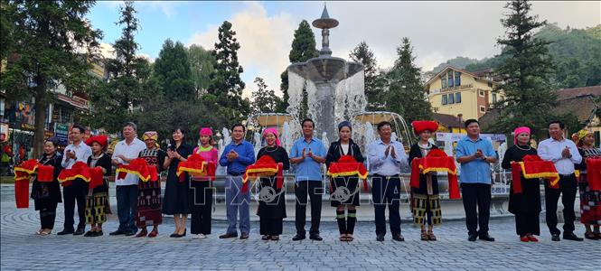 Lễ cắt băng khánh thành công trình Đài phun nước vườn hoa Xuân Viên tại trung tâm thị xã Sa Pa. Ảnh: Hương Thu - TTXVN