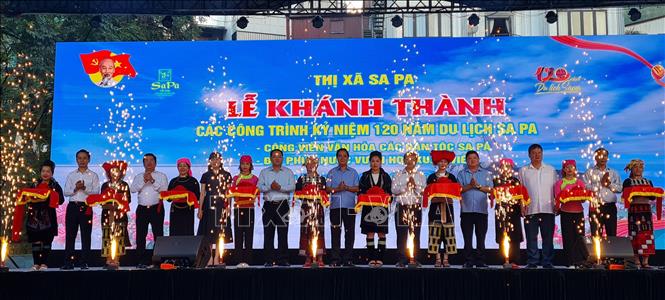 Lễ cắt băng khánh thành Công viên Văn hóa các dân tộc Sa Pa. Ảnh: Hương Thu - TTXVN