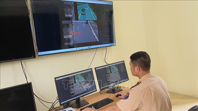 Cán bộ Phòng Cảnh sát Giao phòng Cảnh sát Giao thông, Công anh tỉnh Vĩnh Phúc đang theo dõi hình ảnh camera giám sát để phát hiện trường hợp điều khiển phương tiện vi phạm Luật giao thông đường bộ. Ảnh: Nguyễn Trọng Lịch- TTXVN