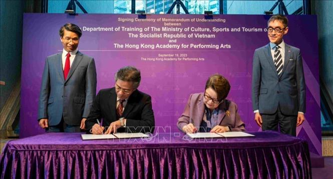 Director of HKAPA Professor Gillian Choa and Director of the Ministry of Culture, Sports and Tourism's Training Department Le Anh Tuan sign the MoU. Photo by courtesy/VNA