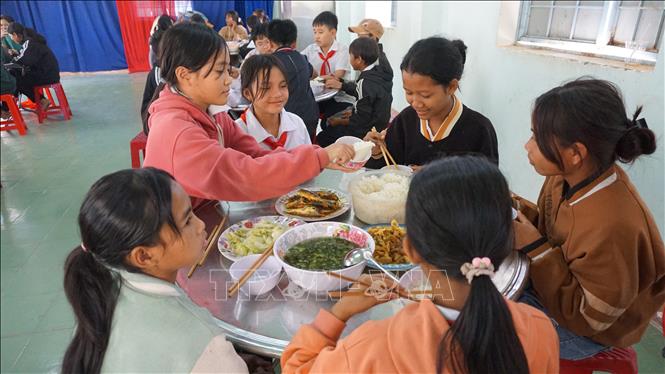 Con em đồng bào Rơ Măm (xã Mô Rai, huyện Sa Thầy, tỉnh Kon Tum) được đến trường học tập và có bữa ăn đầy đủ nhờ các chính sách hỗ trợ. Ảnh: Khoa Chương - TTXVN
