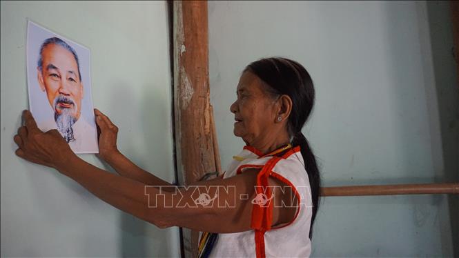 Đồng bào Rơ Măm (xã Mô Rai, huyện Sa Thầy, tỉnh Kon Tum) luôn thể hiện lòng biết ơn Đảng, Bác Hồ đã soi đường, chỉ lối cho bà con ổn định cuộc sống, phát triển kinh tế, giao lưu, hòa nhập và bắt kịp cuộc sống của các dân tộc khác trên địa bàn. Ảnh: Khoa Chương - TTXVN