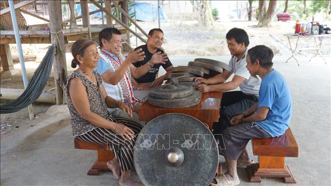 Khi đời sống vật chất của đồng bào Rơ Măm được cải thiện, những già làng, nghệ nhân, người có uy tín trong cộng đồng có điều kiện để bảo tồn, phát huy những nét văn hóa truyền thống mang đậm bản sắc của dân tộc mình. Ảnh: Khoa Chương - TTXVN