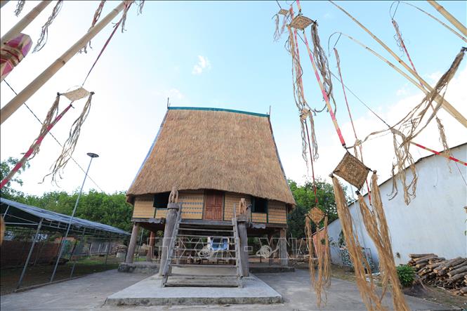 Nhà rông của người Rơ Măm (xã Mô Rai, huyện Sa Thầy, tỉnh Kon Tum) được dọn dẹp khang trang, sạch sẽ. Ảnh: Khoa Chương - TTXVN