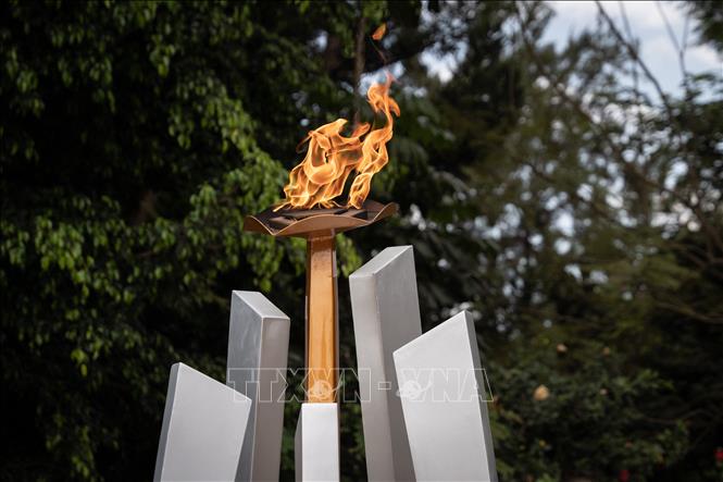 (Tư liệu) Ngọn lửa hy vọng tại đài tưởng niệm nạn diệt chủng Gisozi ở Kigali, Rwanda, ngày 7/4/2022. Ảnh: AFP/TTXVN