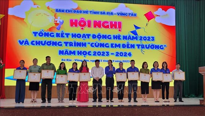 Lãnh đạo UBND tỉnh Bà Rịa-Vũng Tàu trao Bằng khen cho 14 cá nhân có thành tích xuất sắc trong các hoạt động hè năm 2023. Ảnh: Hoàng Nhị - TTXVN.