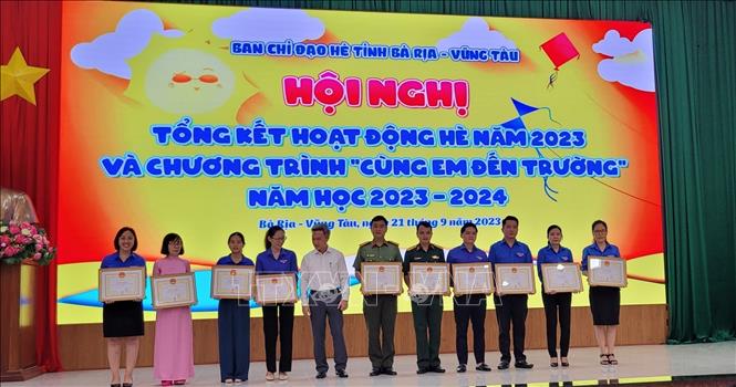 Lãnh đạo UBND tỉnh Bà Rịa-Vũng Tàu trao Bằng khen cho 10 tập thể có thành tích xuất sắc trong các hoạt động hè năm 2023. Ảnh: Hoàng Nhị - TTXVN.