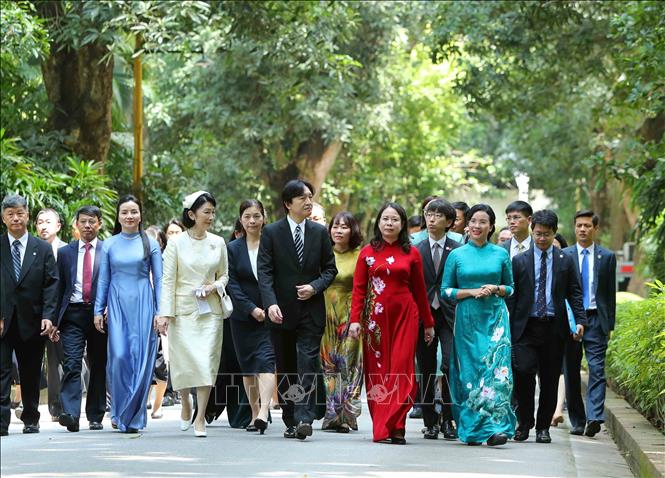 Phó Chủ tịch nước Võ Thị Ánh Xuân, Hoàng Thái tử Nhật Bản Akishino và Công nương Kiko thăm Khu di tích Chủ tịch Hồ Chí Minh tại Phủ Chủ tịch. Ảnh: An Đăng – TTXVN