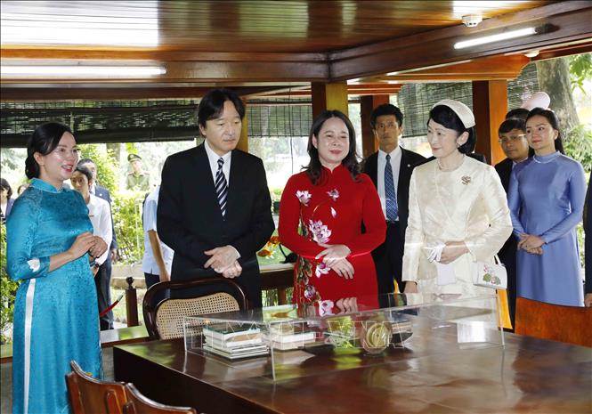 Phó Chủ tịch nước Võ Thị Ánh Xuân, Hoàng Thái tử Nhật Bản Akishino và Công nương Kiko thăm Nhà sàn Bác Hồ trong Khu di tích Chủ tịch Hồ Chí Minh tại Phủ Chủ tịch. Ảnh: An Đăng – TTXVN