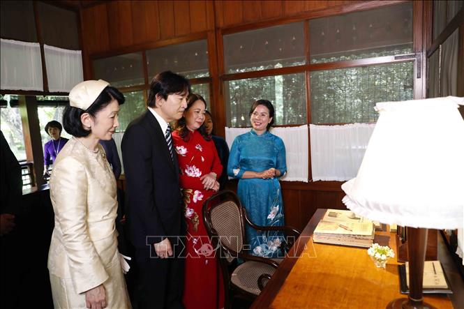 Phó Chủ tịch nước Võ Thị Ánh Xuân, Hoàng Thái tử Nhật Bản Akishino và Công nương Kiko thăm Nhà sàn Bác Hồ trong Khu di tích Chủ tịch Hồ Chí Minh tại Phủ Chủ tịch. Ảnh: An Đăng – TTXVN