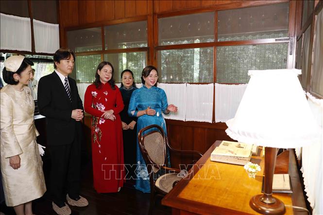 Phó Chủ tịch nước Võ Thị Ánh Xuân, Hoàng Thái tử Nhật Bản Akishino và Công nương Kiko thăm Nhà sàn Bác Hồ trong Khu di tích Chủ tịch Hồ Chí Minh tại Phủ Chủ tịch. Ảnh: An Đăng – TTXVN