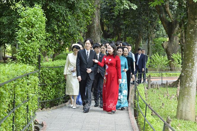 Phó Chủ tịch nước Võ Thị Ánh Xuân, Hoàng Thái tử Nhật Bản Akishino và Công nương Kiko tham quan Khu di tích Chủ tịch Hồ Chí Minh tại Phủ Chủ tịch. Ảnh: Minh Đức - TTXVN