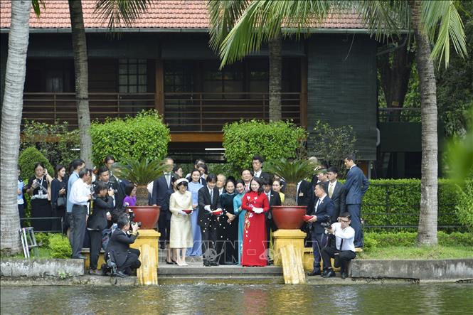 Phó Chủ tịch nước Võ Thị Ánh Xuân, Hoàng Thái tử Nhật Bản Akishino và Công nương Kiko cho cá ăn tại Ao cá Bác Hồ. Ảnh: Minh Đức - TTXVN