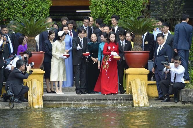 Phó Chủ tịch nước Võ Thị Ánh Xuân, Hoàng Thái tử Nhật Bản Akishino và Công nương Kiko cho cá ăn tại Ao cá Bác Hồ. Ảnh: Minh Đức - TTXVN