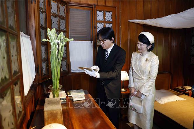 Hoàng Thái tử Nhật Bản Akishino và Công nương Kiko thăm Nhà sàn Bác Hồ và thể hiện sự trân trọng được chiêm ngưỡng, chạm vào những kỷ vật của Người để lại. Ảnh: An Đăng - TTXVN
